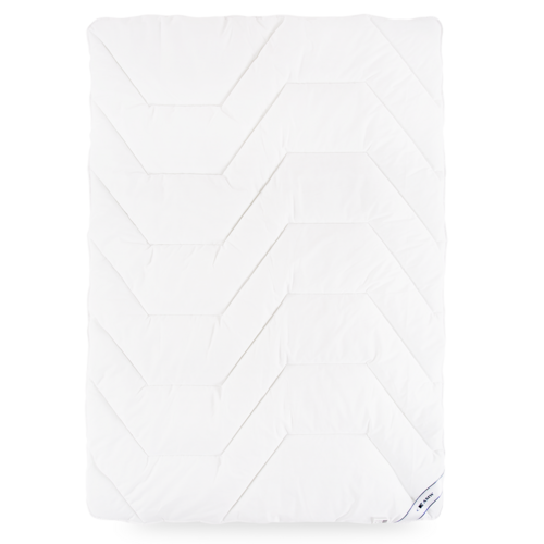 Biała kołdra Medical®+ KM 02, pikowana w trapezy z widocznymi metkami w rogu