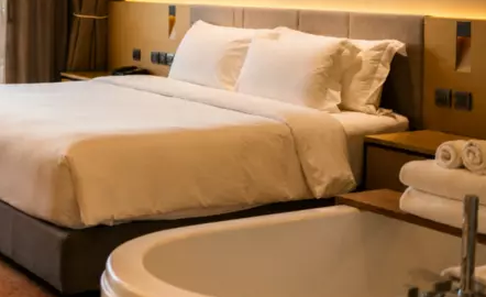 Jak stworzyć łóżko jak z hotelu? Małe zmiany, duży efekt