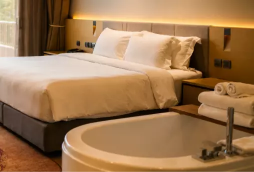 Jak stworzyć łóżko jak z hotelu? Małe zmiany, duży efekt